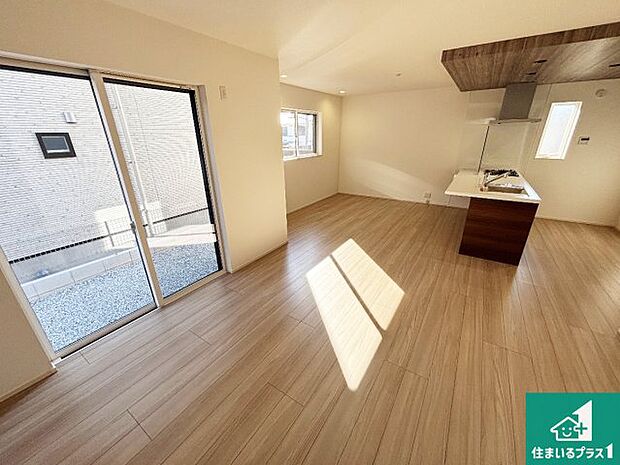 シンプルなリビングは、観葉植物等のインテリアを楽しめますね！パパ好みにも、ママ好みにも家具次第で雰囲気を変えることができます！