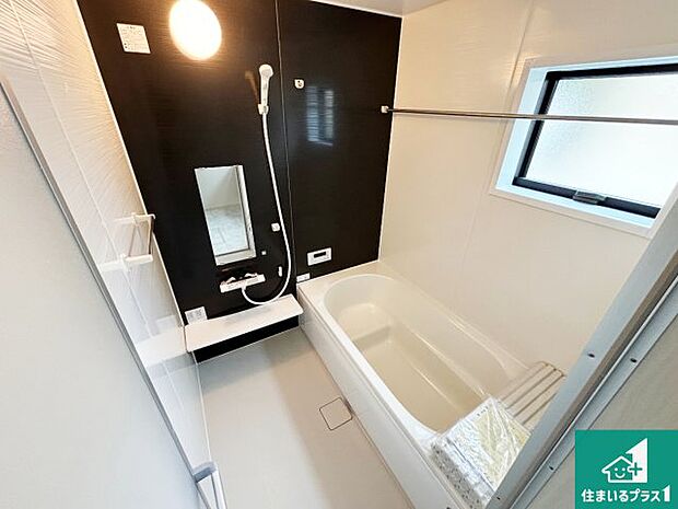 足をゆったり伸ばして寛げる浴槽です。窓が設けられていますので差し込む光が明るく穏やかな雰囲気にしてくれます♪浴室乾燥機も設置しているので、雨の日の洗濯物も安心です♪