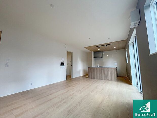 明るいリビングで朝の目覚めもスッキリできそう!対面キッチンでご家族のコミュニケーションも自然と増える設計!小さなお子様が遊ぶスペースを作っても広々とくつろげるLDK!