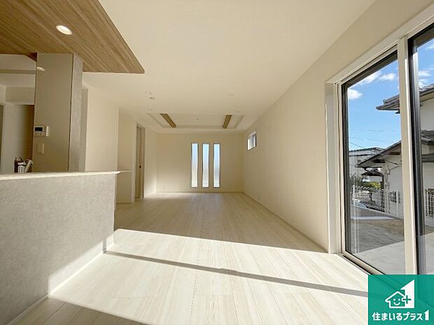 シンプルなリビングは、観葉植物等のインテリアを楽しめますね!パパ好みにも、ママ好みにも家具次第で雰囲気を変えることができます!