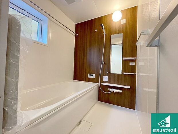 足をゆったり伸ばして寛げる浴槽です。窓が設けられていますので差し込む光が明るく穏やかな雰囲気にしてくれます♪浴室乾燥機も設置しているので、雨の日の洗濯物も安心です♪