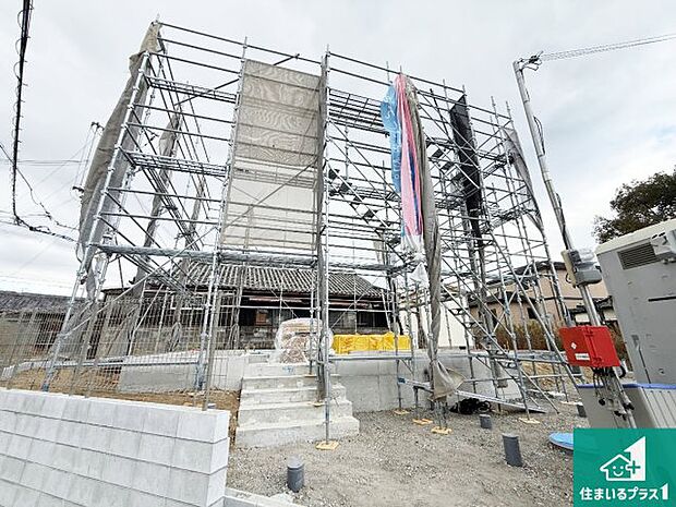 周辺は落ち着いた街並みの住宅地！子育てがしやすい住環境です！まだ未完成ですが、現地でしかわからない事もございます。是非一度ご覧ください。