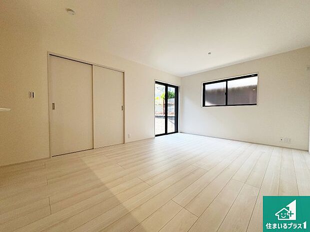 シンプルなリビングは、観葉植物等のインテリアを楽しめますね!パパ好みにも、ママ好みにも家具次第で雰囲気を変えることができます!