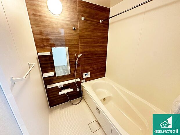 足をゆったり伸ばして寛げる浴槽です。窓が設けられていますので差し込む光が明るく穏やかな雰囲気にしてくれます♪浴室乾燥機も設置しているので、雨の日の洗濯物も安心です♪