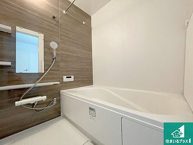 足をゆったり伸ばして寛げる浴槽です。浴室乾燥機も設置しているので、雨の日の洗濯物も安心です♪