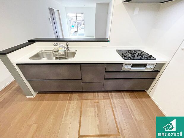 シンプルなリビングは、観葉植物等のインテリアを楽しめますね!パパ好みにも、ママ好みにも家具次第で雰囲気を変えることができます!