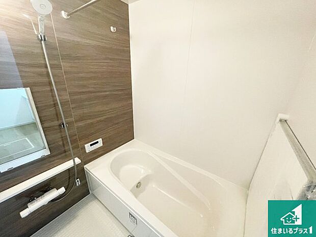 足をゆったり伸ばして寛げる浴槽です。窓が設けられていますので差し込む光が明るく穏やかな雰囲気にしてくれます♪浴室乾燥機も設置しているので、雨の日の洗濯物も安心です♪