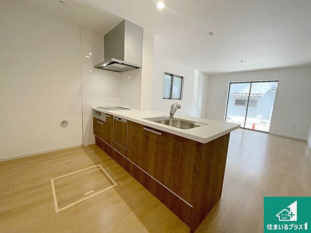 リビングと統一感があり、使い勝手のいいキッチン。広々としているので、二人並んで作業が出来ちゃいます。お子様と一緒に色々なお料理に挑戦できるスペースがあります。