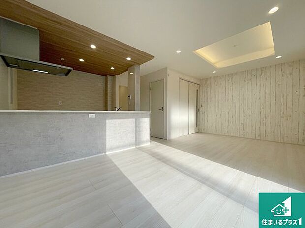 日当たり良好の明るいリビングで朝の目覚めもスッキリできそう!対面キッチンでご家族のコミュニケーションも自然と増える設計!小さなお子様が遊ぶスペースを作っても広々とくつろげるLDK!