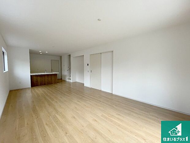 シンプルなリビングは、観葉植物等のインテリアを楽しめますね！パパ好みにも、ママ好みにも家具次第で雰囲気を変えることができます！