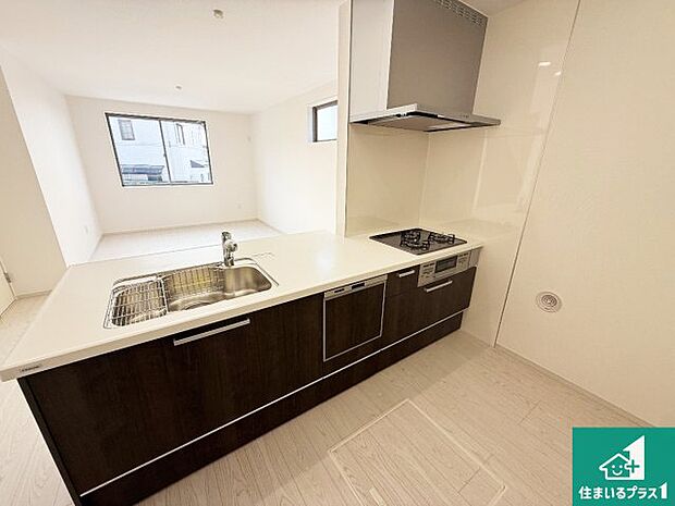 リビングと統一感があり、使い勝手のいいキッチン。広々としているので、二人並んで作業が出来ちゃいます。お子様と一緒に色々なお料理に挑戦できるスペースがあります。