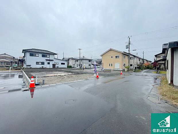 周辺は落ち着いた街並みの住宅地!子育てがしやすい住環境です!まだ未完成ですが、現地でしかわからない事もございます。是非一度ご覧ください。
