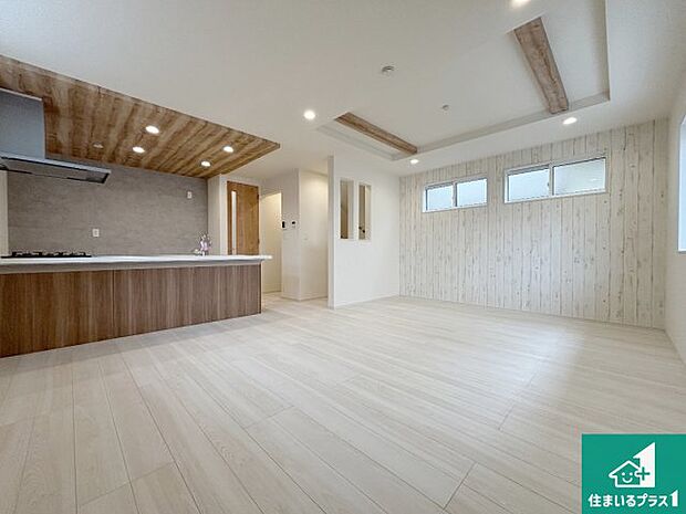 日当たり良好の明るいリビングで朝の目覚めもスッキリできそう！対面キッチンでご家族のコミュニケーションも自然と増える設計！小さなお子様が遊ぶスペースを作っても広々とくつろげるLDK！