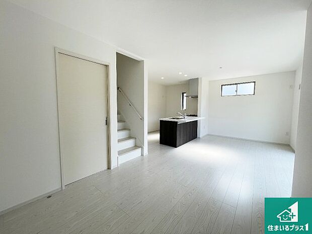 シンプルなリビングは、観葉植物等のインテリアを楽しめますね！パパ好みにも、ママ好みにも家具次第で雰囲気を変えることができます！