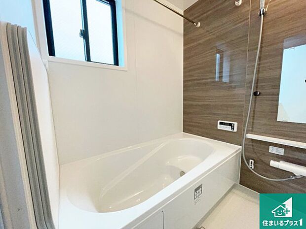 足をゆったり伸ばして寛げる浴槽です。窓が設けられていますので差し込む光が明るく穏やかな雰囲気にしてくれます♪浴室乾燥機も設置しているので、雨の日の洗濯物も安心です♪