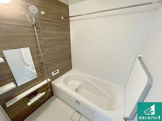 足をゆったり伸ばして寛げる浴槽です。窓が設けられていますので差し込む光が明るく穏やかな雰囲気にしてくれます♪浴室乾燥機も設置しているので、雨の日の洗濯物も安心です♪