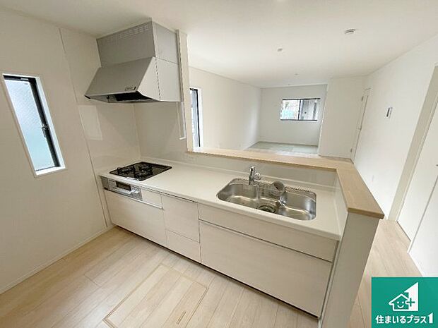 リビングと統一感があり、使い勝手のいいキッチン。広々としているので、二人並んで作業が出来ちゃいます。お子様と一緒に色々なお料理に挑戦できるスペースがあります。