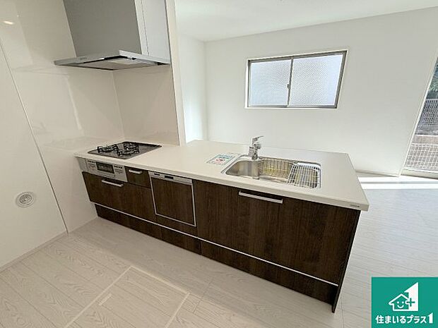 リビングと統一感があり、使い勝手のいいキッチン。広々としているので、二人並んで作業が出来ちゃいます。お子様と一緒に色々なお料理に挑戦できるスペースがあります。