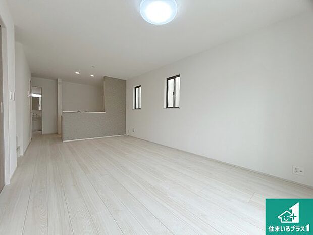 シンプルなリビングは、観葉植物等のインテリアを楽しめますね!パパ好みにも、ママ好みにも家具次第で雰囲気を変えることができます!