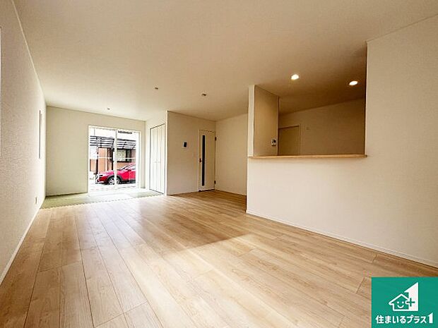 日当たり良好の明るいリビングで朝の目覚めもスッキリできそう!対面キッチンでご家族のコミュニケーションも自然と増える設計!小さなお子様が遊ぶスペースを作っても広々とくつろげるLDK!