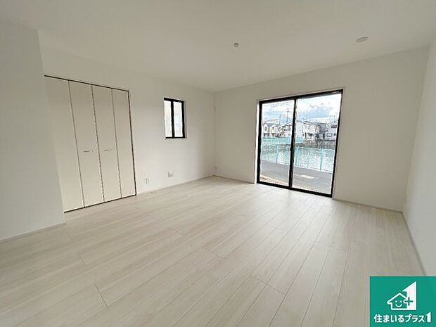 明るいリビングで朝の目覚めもスッキリできそう！対面キッチンでご家族のコミュニケーションも自然と増える設計！小さなお子様が遊ぶスペースを作っても広々とくつろげるLDK！