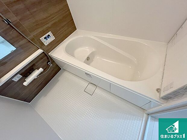 足をゆったり伸ばして寛げる浴槽です。浴室乾燥機も設置しているので、雨の日の洗濯物も安心です♪