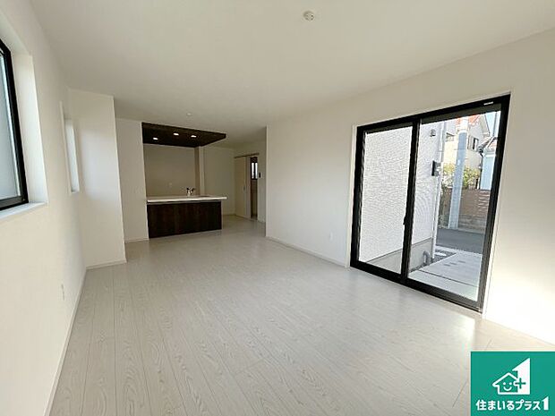 シンプルなリビングは、観葉植物等のインテリアを楽しめますね！パパ好みにも、ママ好みにも家具次第で雰囲気を変えることができます！