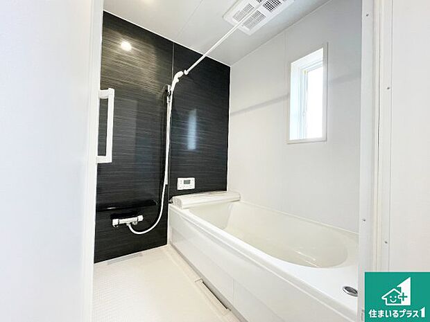 足をゆったり伸ばして寛げる浴槽です。窓が設けられていますので差し込む光が明るく穏やかな雰囲気にしてくれます♪浴室乾燥機も設置しているので、雨の日の洗濯物も安心です♪