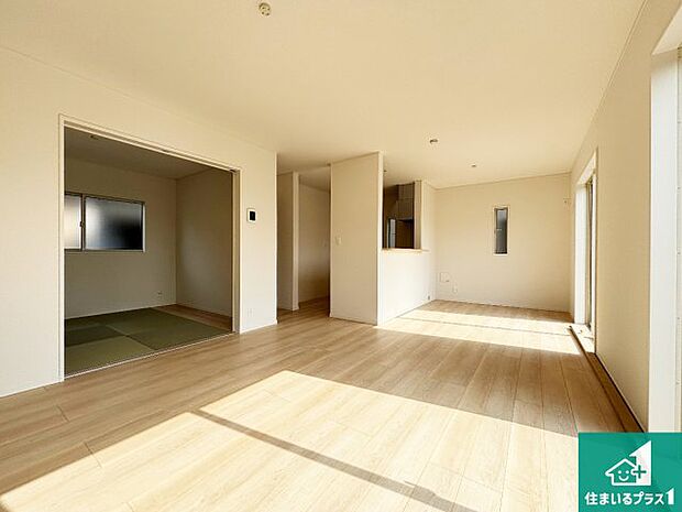 シンプルなリビングは、観葉植物等のインテリアを楽しめますね!パパ好みにも、ママ好みにも家具次第で雰囲気を変えることができます!