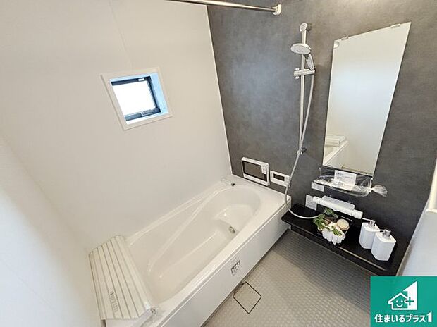 足をゆったり伸ばして寛げる浴槽です。窓が設けられていますので差し込む光が明るく穏やかな雰囲気にしてくれます♪浴室乾燥機も設置しているので、雨の日の洗濯物も安心です♪