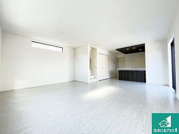 日当たり良好の明るいリビングで朝の目覚めもスッキリできそう!対面キッチンでご家族のコミュニケーションも自然と増える設計!小さなお子様が遊ぶスペースを作っても広々とくつろげるLDK!