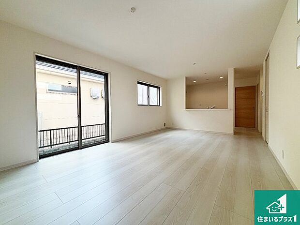 シンプルなリビングは、観葉植物等のインテリアを楽しめますね!パパ好みにも、ママ好みにも家具次第で雰囲気を変えることができます!