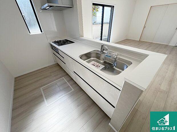 リビングと統一感があり、使い勝手のいいキッチン。広々としているので、二人並んで作業が出来ちゃいます。お子様と一緒に色々なお料理に挑戦できるスペースがあります。