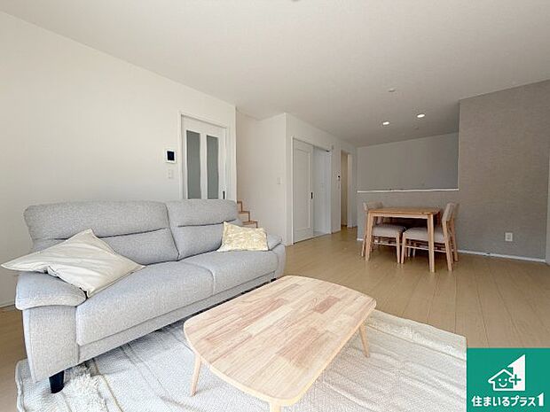 シンプルなリビングは、観葉植物等のインテリアを楽しめますね!パパ好みにも、ママ好みにも家具次第で雰囲気を変えることができます!