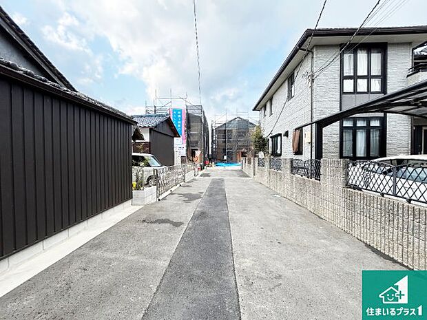 周辺は落ち着いた街並みの住宅地!子育てがしやすい住環境です!まだ未完成ですが、現地でしかわからない事もございます。是非一度ご覧ください。