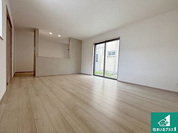 シンプルなリビングは、観葉植物等のインテリアを楽しめますね!パパ好みにも、ママ好みにも家具次第で雰囲気を変えることができます!