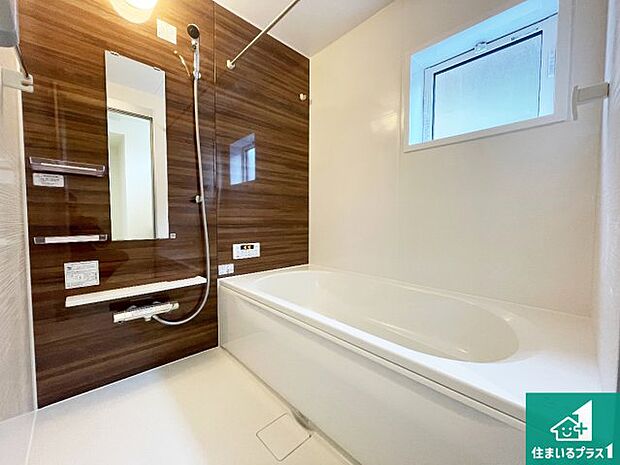 足をゆったり伸ばして寛げる浴槽です。窓が設けられていますので差し込む光が明るく穏やかな雰囲気にしてくれます♪浴室乾燥機も設置しているので、雨の日の洗濯物も安心です♪