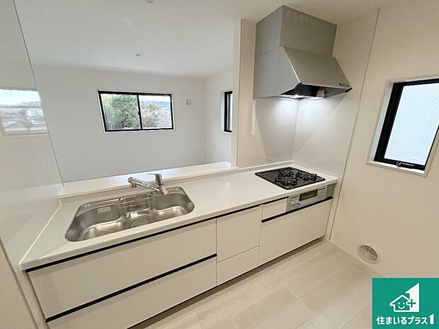 リビングと統一感があり、使い勝手のいいキッチン。広々としているので、二人並んで作業が出来ちゃいます。お子様と一緒に色々なお料理に挑戦できるスペースがあります。