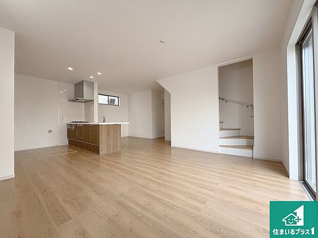 日当たり良好の明るいリビングで朝の目覚めもスッキリできそう!対面キッチンでご家族のコミュニケーションも自然と増える設計!小さなお子様が遊ぶスペースを作っても広々とくつろげるLDK!