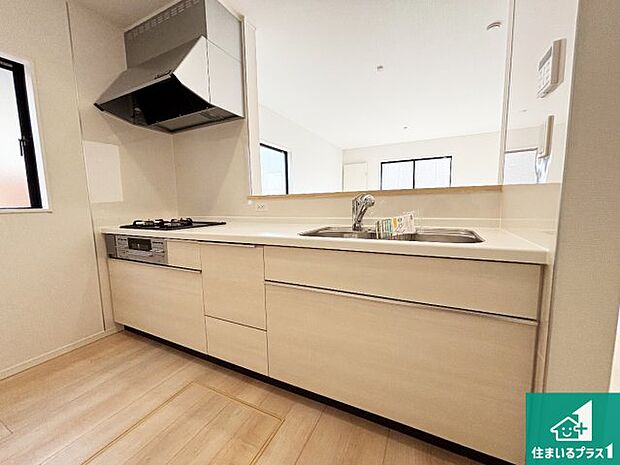 リビングと統一感があり、使い勝手のいいキッチン。広々としているので、二人並んで作業が出来ちゃいます。お子様と一緒に色々なお料理に挑戦できるスペースがあります。