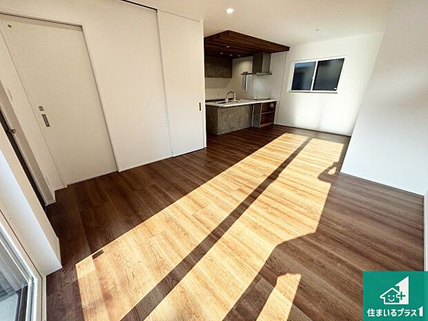 日当たり良好の明るいリビングで朝の目覚めもスッキリできそう!対面キッチンでご家族のコミュニケーションも自然と増える設計!小さなお子様が遊ぶスペースを作っても広々とくつろげるLDK!