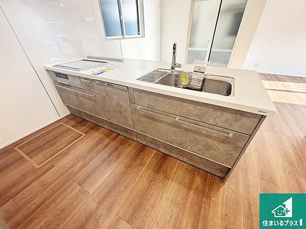 リビングと統一感があり、使い勝手のいいキッチン。広々としているので、二人並んで作業が出来ちゃいます。お子様と一緒に色々なお料理に挑戦できるスペースがあります。