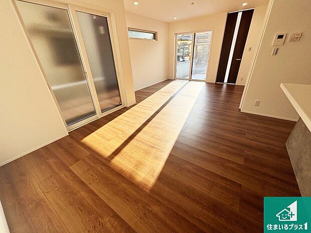 リビングと統一感があり、使い勝手のいいキッチン。広々としているので、二人並んで作業が出来ちゃいます。お子様と一緒に色々なお料理に挑戦できるスペースがあります。