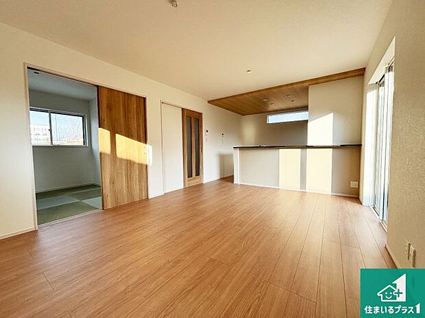 シンプルなリビングは、観葉植物等のインテリアを楽しめますね!パパ好みにも、ママ好みにも家具次第で雰囲気を変えることができます!