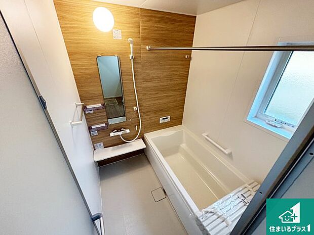 足をゆったり伸ばして寛げる浴槽です。窓が設けられていますので差し込む光が明るく穏やかな雰囲気にしてくれます♪浴室乾燥機も設置しているので、雨の日の洗濯物も安心です♪