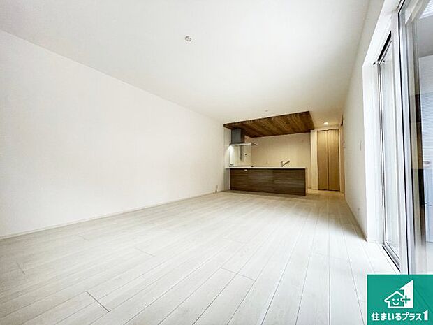 シンプルなリビングは、観葉植物等のインテリアを楽しめますね!パパ好みにも、ママ好みにも家具次第で雰囲気を変えることができます!