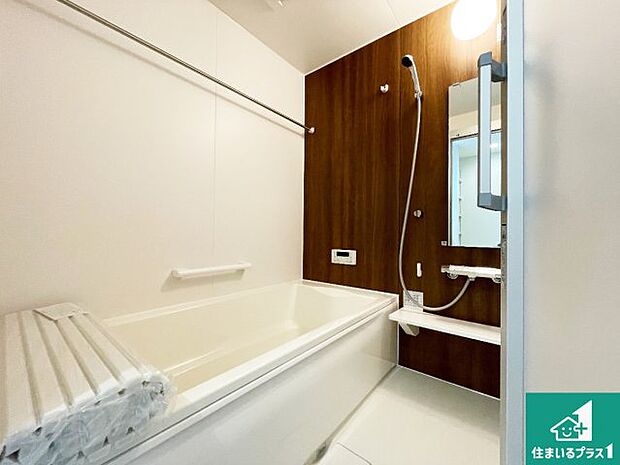 足をゆったり伸ばして寛げる浴槽です。窓が設けられていますので差し込む光が明るく穏やかな雰囲気にしてくれます♪浴室乾燥機も設置しているので、雨の日の洗濯物も安心です♪