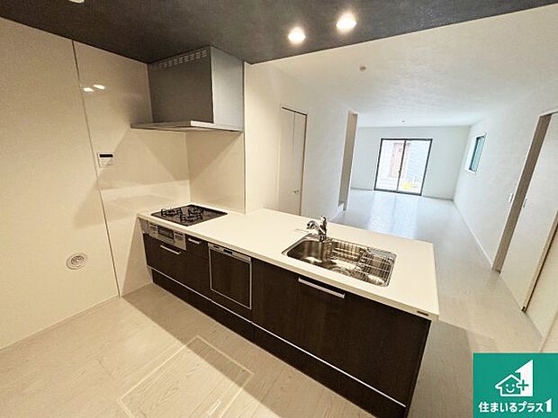 リビングと統一感があり、使い勝手のいいキッチン。広々としているので、二人並んで作業が出来ちゃいます。お子様と一緒に色々なお料理に挑戦できるスペースがあります。