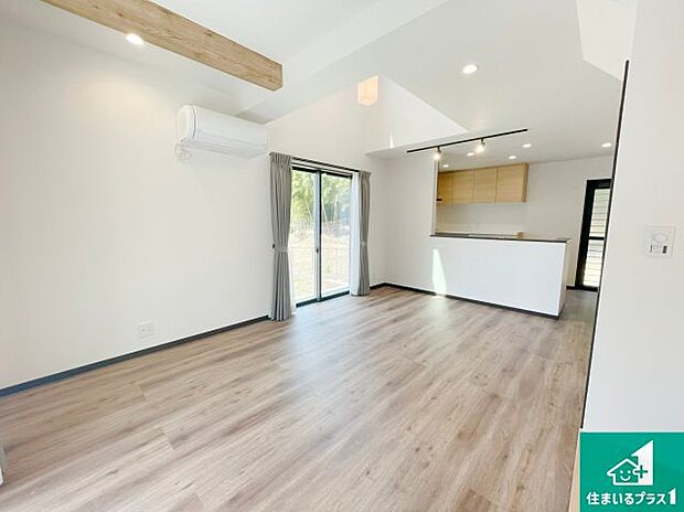 シンプルなリビングは、観葉植物等のインテリアを楽しめますね!パパ好みにも、ママ好みにも家具次第で雰囲気を変えることができます!