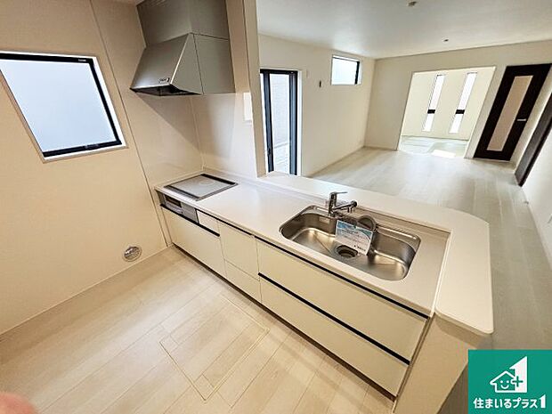 リビングと統一感があり、使い勝手のいいキッチン。広々としているので、二人並んで作業が出来ちゃいます。お子様と一緒に色々なお料理に挑戦できるスペースがあります。